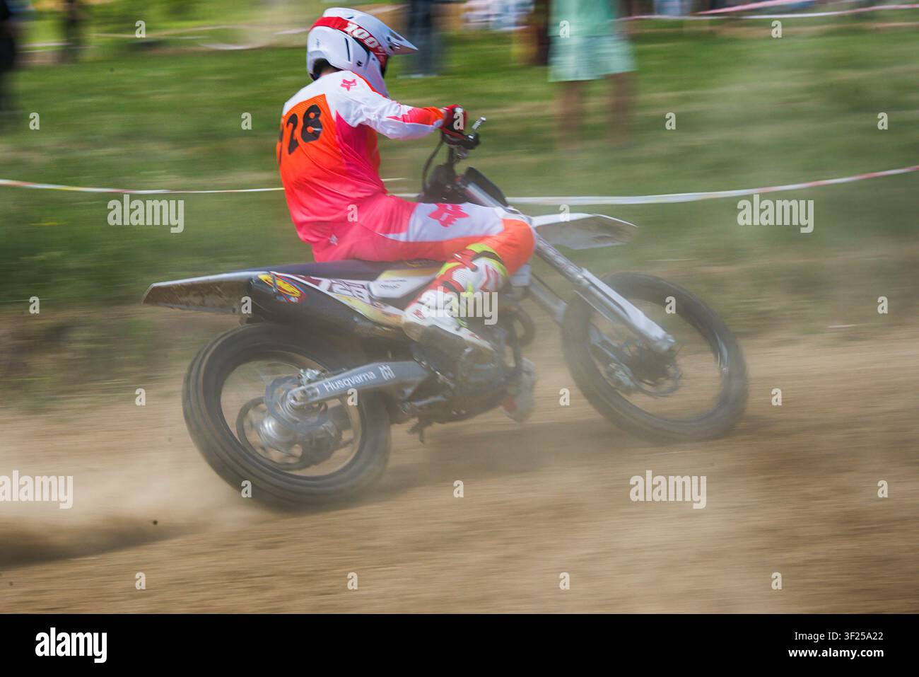 Leopoli, Ucraina - 24 maggio 2026: Un pilota non identificato su una motocicletta Husqvarna supera la pista della Coppa Ucraina di Motocross sul Vshenberg tr Foto Stock