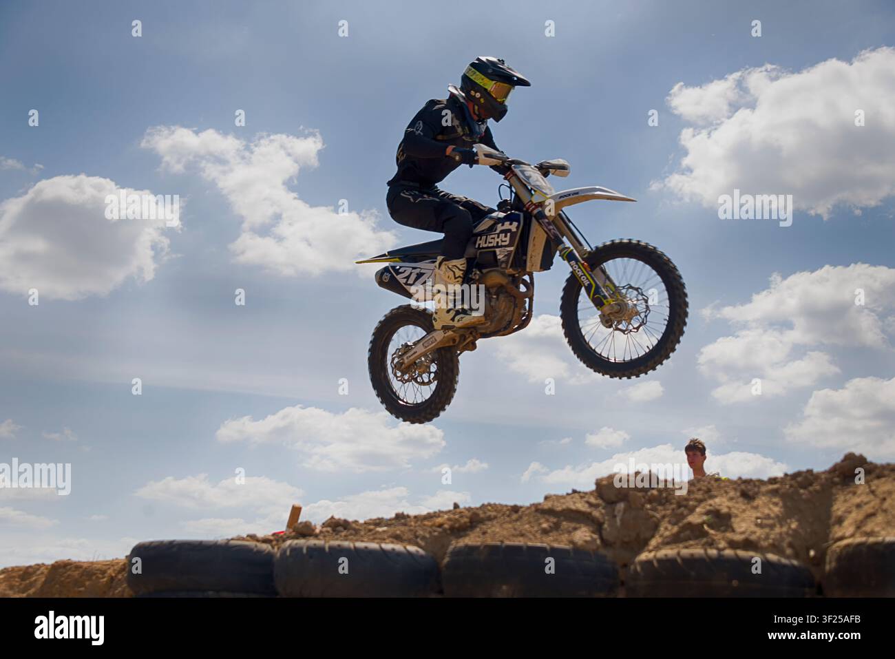 Leopoli, Ucraina - 24 maggio 2026: Un pilota non identificato su una motocicletta Husqvarna supera la pista della Coppa Ucraina di Motocross sul Vshenberg tr Foto Stock