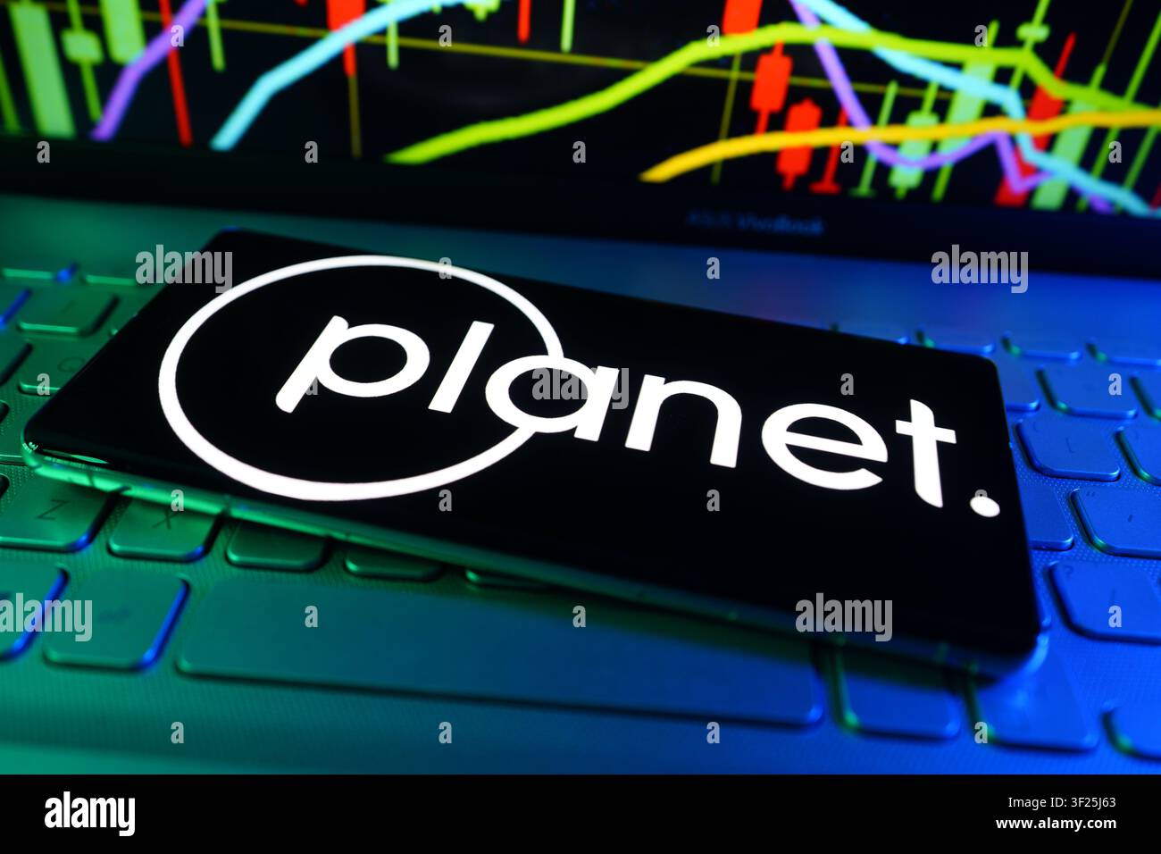 Logo dell'azienda Planet Labs visualizzato sullo schermo di uno smartphone con computer che mostra un grafico delle prestazioni del mercato azionario Foto Stock
