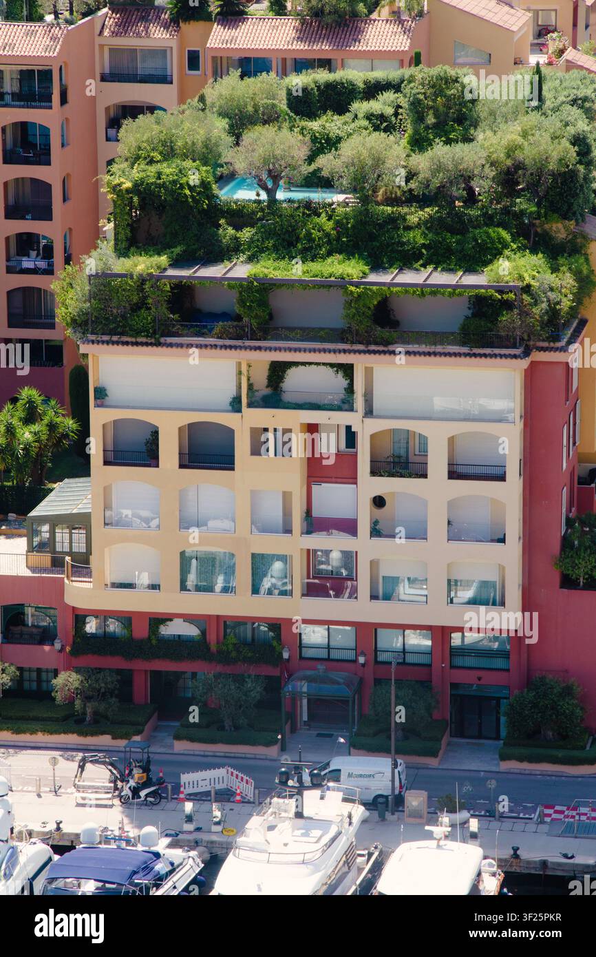 è un edificio residenziale di lusso situato nel quartiere di Fontvieille a Monaco, al 10 Quai Jean-Charles Rey, con vista sulla marina e il distretto portuale. Foto Stock