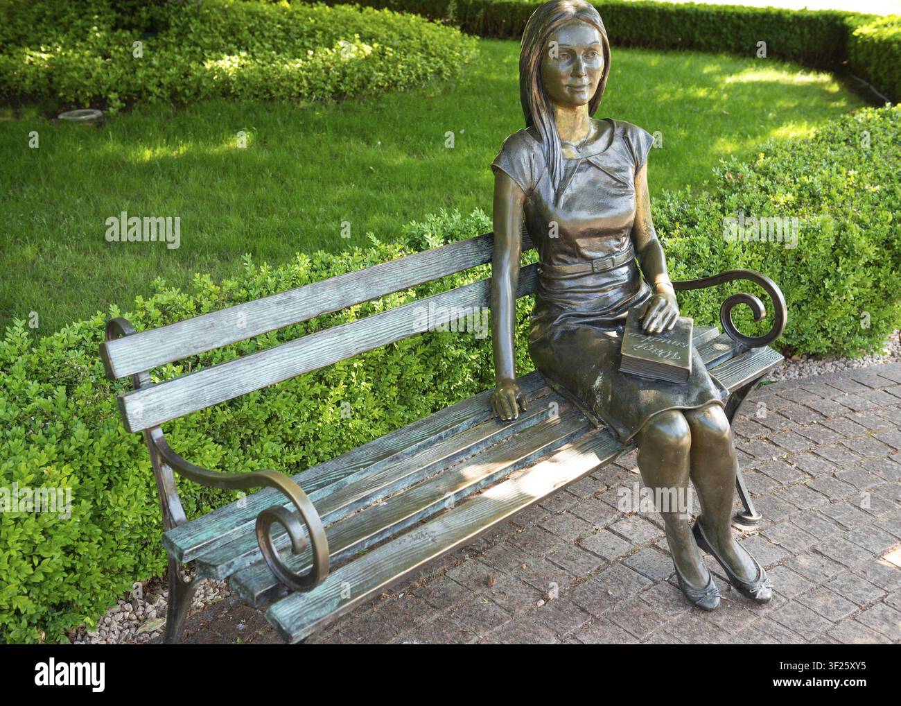 Panchina della scultura e monumento di Francoise Sagan, scrittrice francese romanziere, luogo di attrazione turistica nel Parco Oliva o Parco Oliwski a Danzica, Polonia Foto Stock