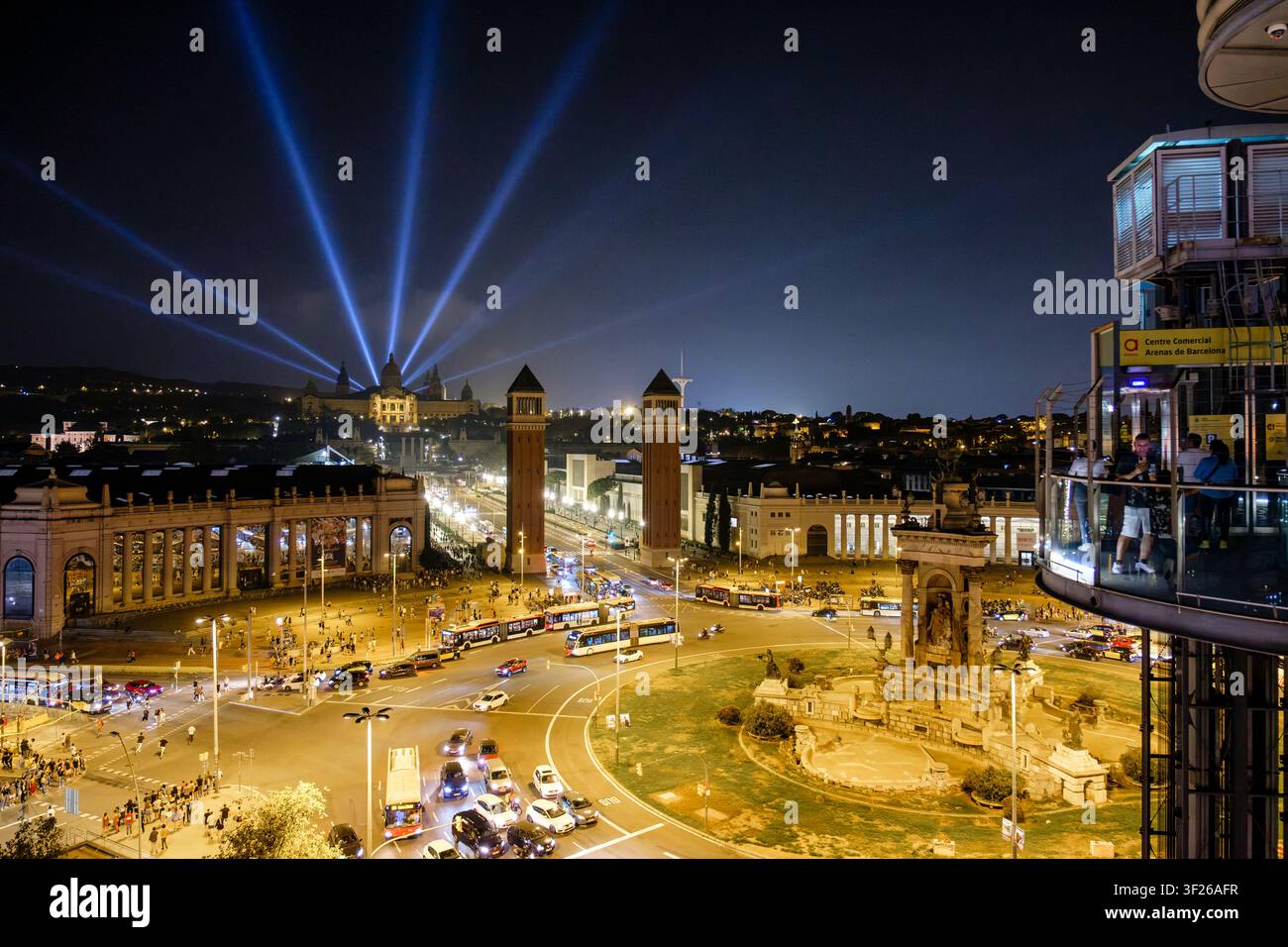Silhouette di Barcellona, veduta notturna di Plaça d'Espanya (Plaza of Spain) e delle Torri Veneziane dalle Arenas de Barcelona, Barcellona, Spagna Foto Stock