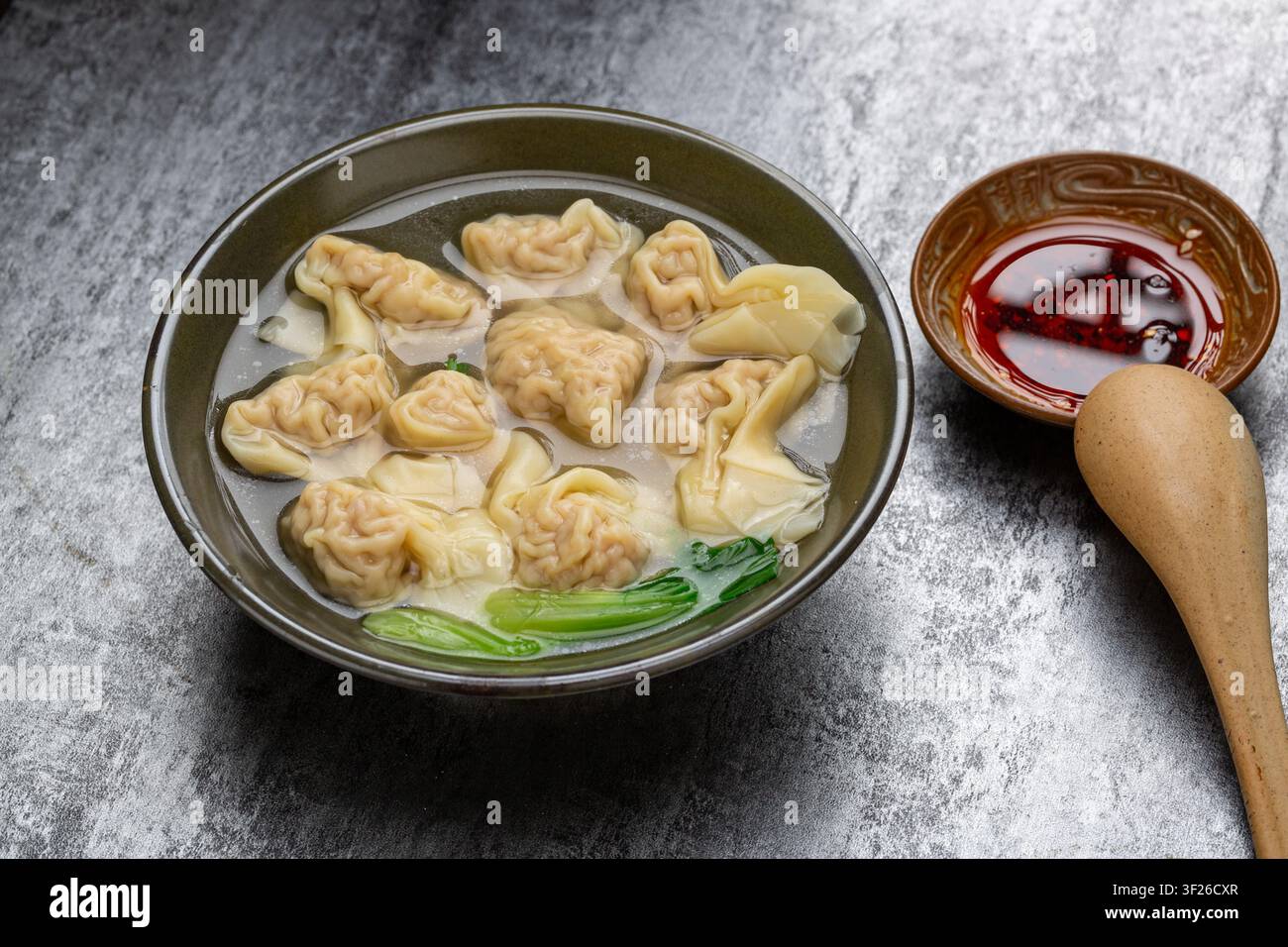 Zuppa wonton in stile Hong Kong con gnocchi di gamberetti e maiale Foto Stock