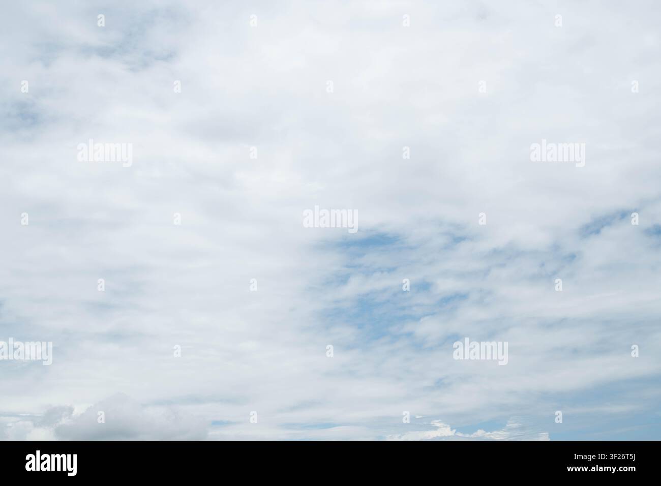 Cielo blu nuvoloso con soffici nuvole bianche e toni blu sottili Foto Stock