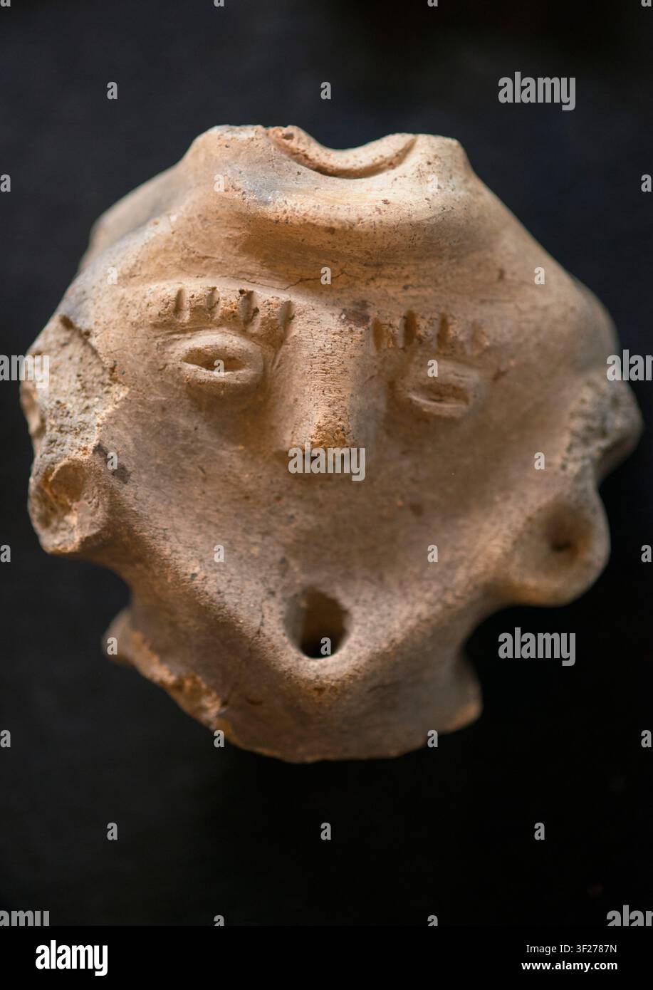 La foto mostra un oggetto risalente all'era Jomon (14000-300 a.C.) in mostra presso il museo archeologico di Hokuto City, Yamanashi Pref., Giappone su 27 Foto Stock