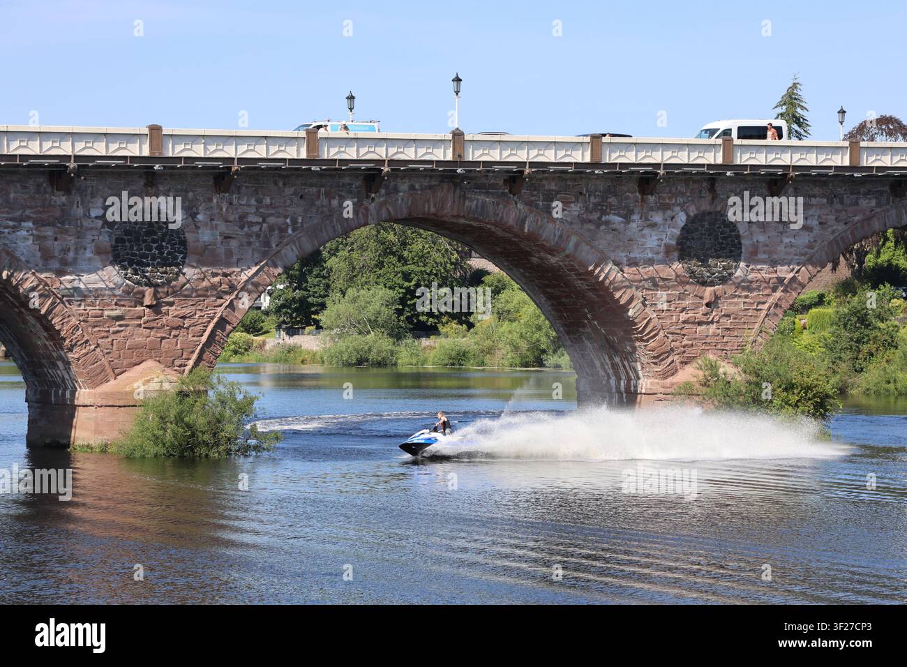 Moto d'acqua sul River Tay e sul ponte Smeaton Perth Scozia luglio 2026 Foto Stock