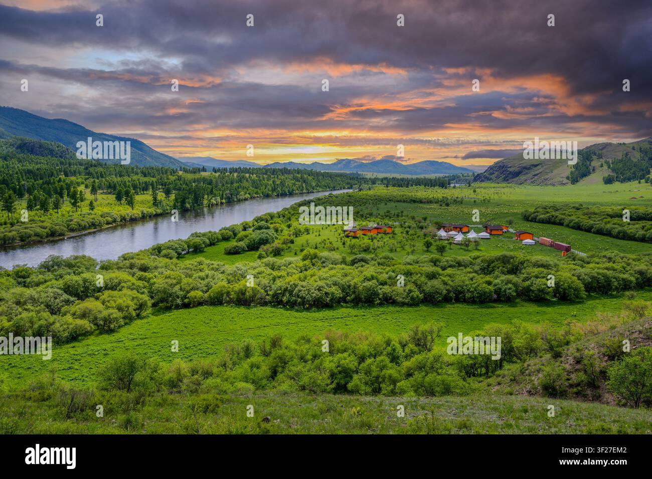 Paesaggi verdi rigogliosi e fiumi tortuosi nella provincia di Bulgan, Mongolia Foto Stock