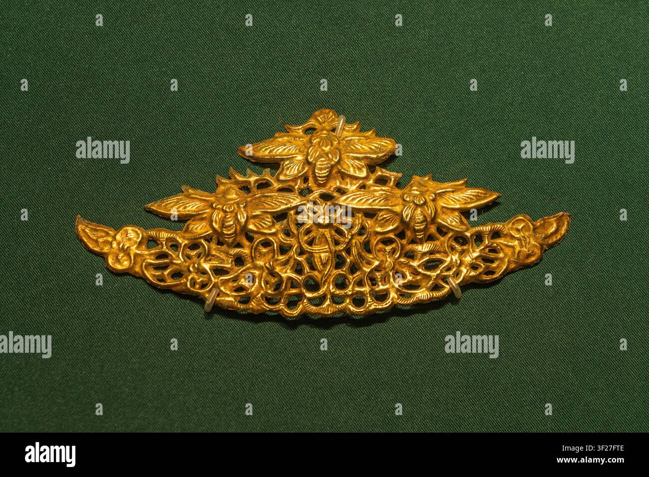Accessorio per capelli a forma di piccola montagna con motivo farfalla tang Foto Stock