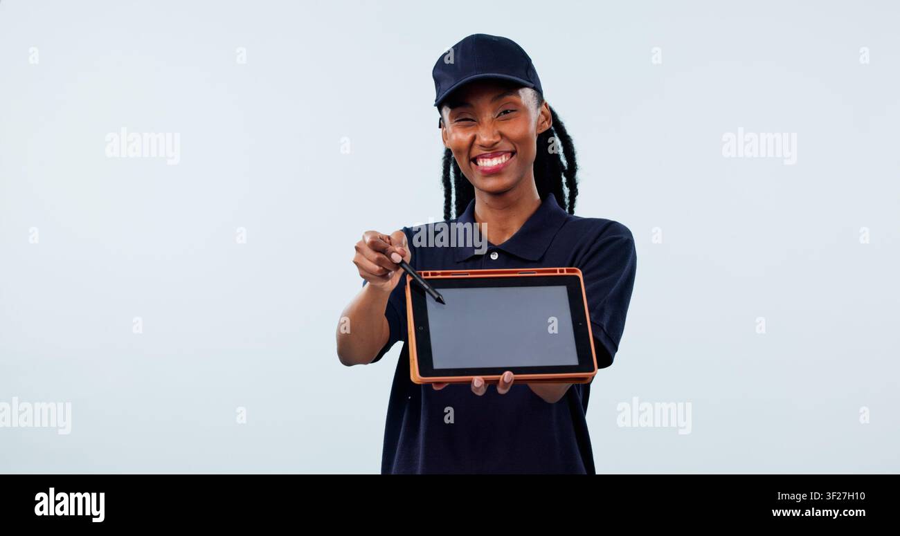 Consegna, ritratto e donna nera con schermo tablet per firma digitale su uno sfondo da studio. Persona femminile, utente o servizio con sorriso o Foto Stock