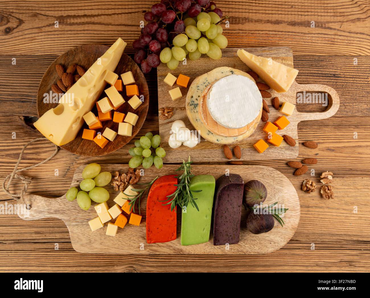 Piatto di formaggi vari colorati, vassoio di gorgonzola giallo, bianco e blu, munster, tavola di formaggi fourme, prodotti caseari tritati assortiti, molti Foto Stock