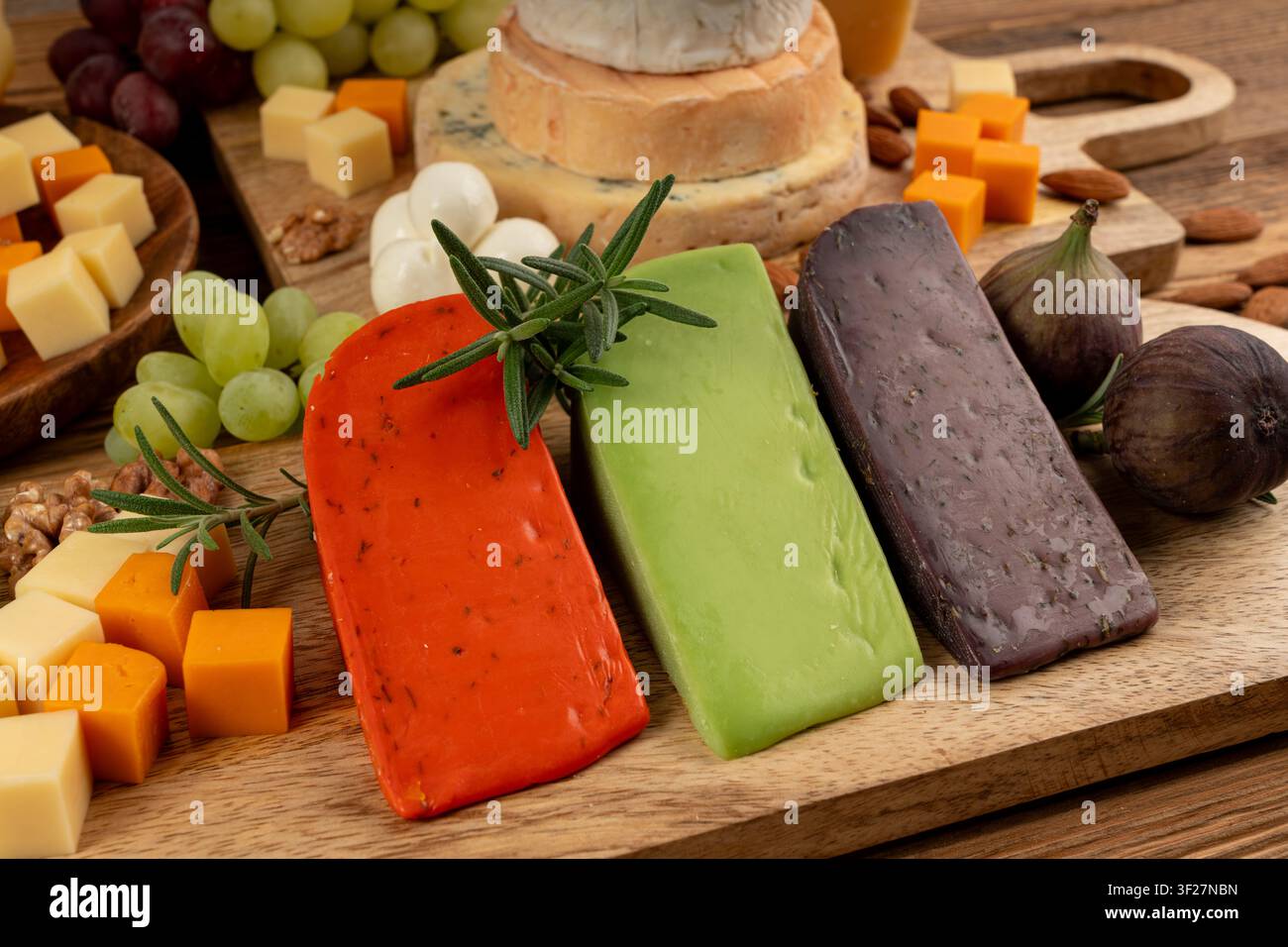 Piatto di formaggi vari colorati, vassoio di gorgonzola giallo, bianco e blu, munster, tavola di formaggi fourme, prodotti caseari tritati assortiti, molti Foto Stock