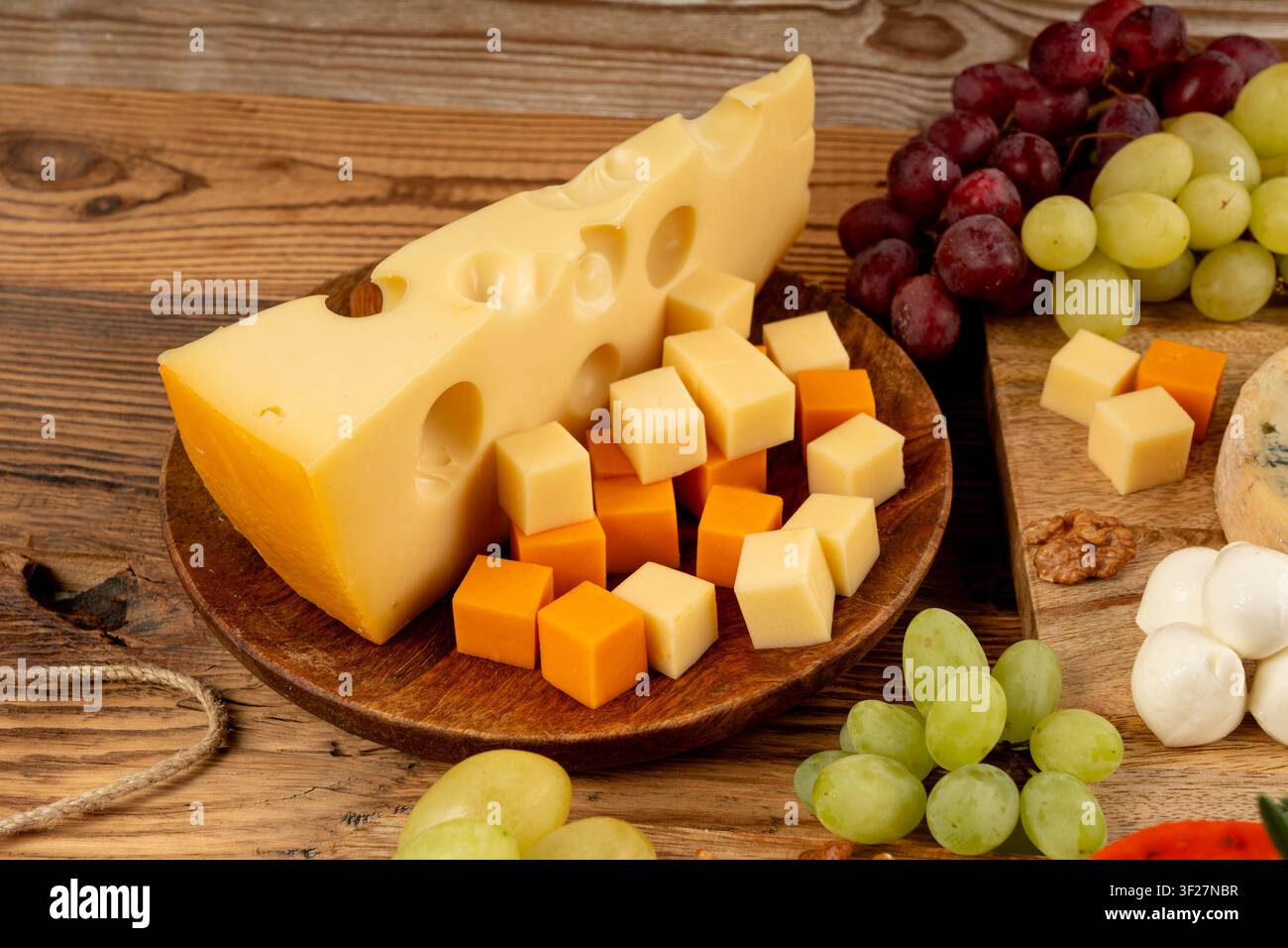 Piatto di formaggi di varie tonalità, vassoio di Maasdam giallo, Munster, tavola di formaggi Fourme, prodotti caseari tritati assortiti, molti formaggi francesi puzzolenti Foto Stock