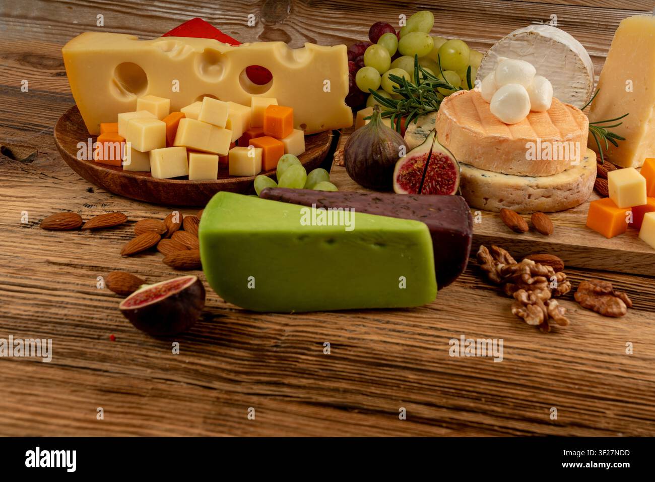 Piatto di formaggi vari colorati, vassoio di gorgonzola giallo, bianco e blu, munster, tavola di formaggi fourme, prodotti caseari tritati assortiti, molti Foto Stock