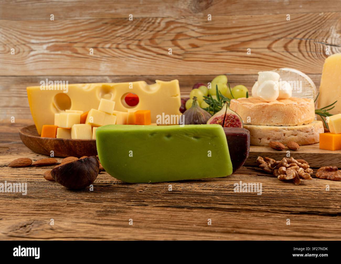 Piatto di formaggi vari colorati, vassoio di gorgonzola giallo, bianco e blu, munster, tavola di formaggi fourme, prodotti caseari tritati assortiti, molti Foto Stock