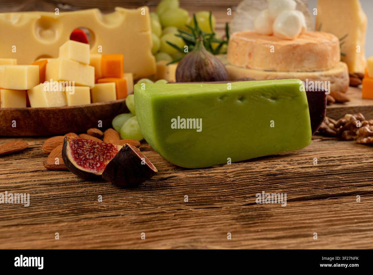 Piatto di formaggi vari colorati, vassoio di gorgonzola giallo, bianco e blu, munster, tavola di formaggi fourme, prodotti caseari tritati assortiti, molti Foto Stock