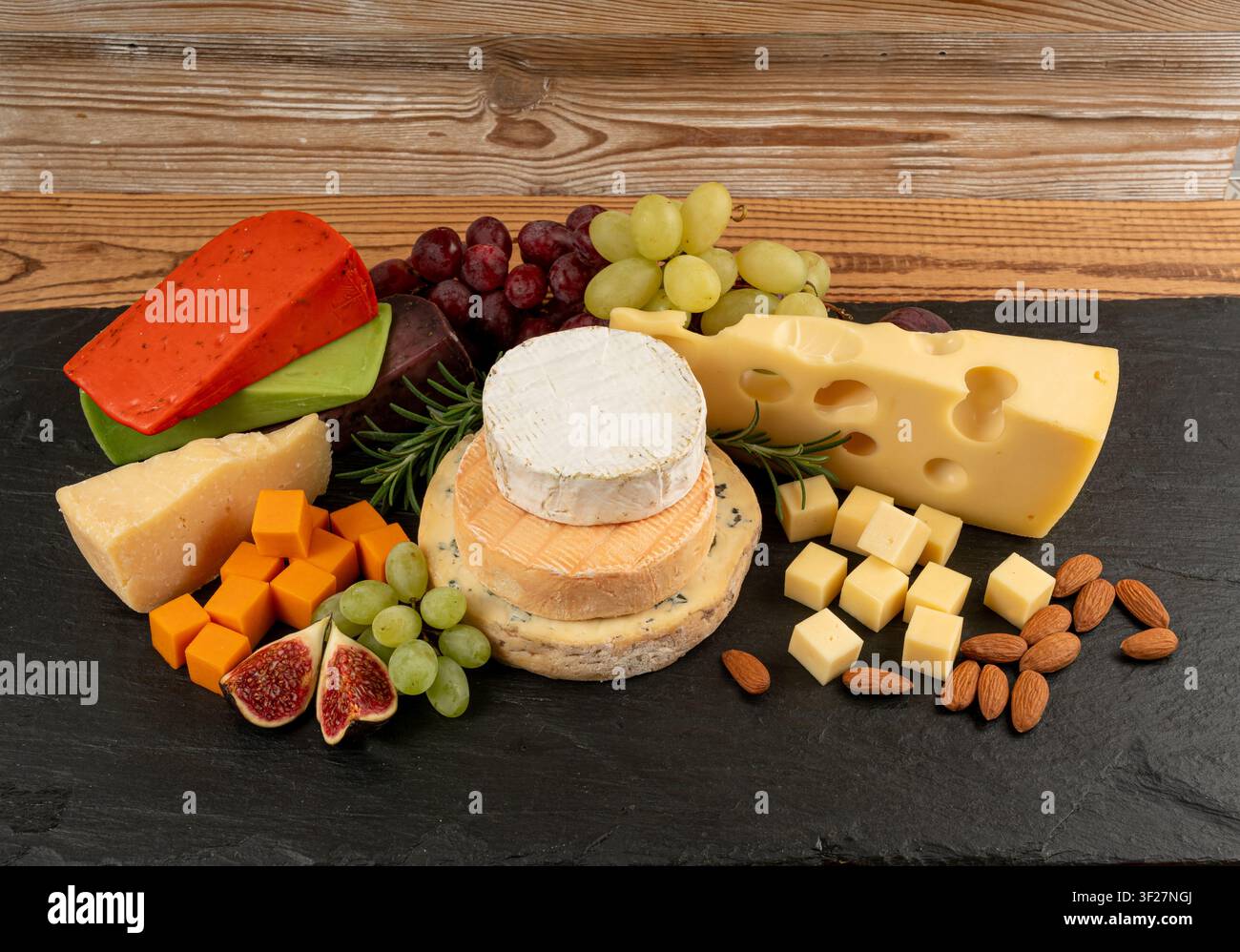 Piatto di formaggi vari colorati, vassoio di gorgonzola giallo, bianco e blu, munster, tavola di formaggi fourme, prodotti caseari tritati assortiti, molti Foto Stock