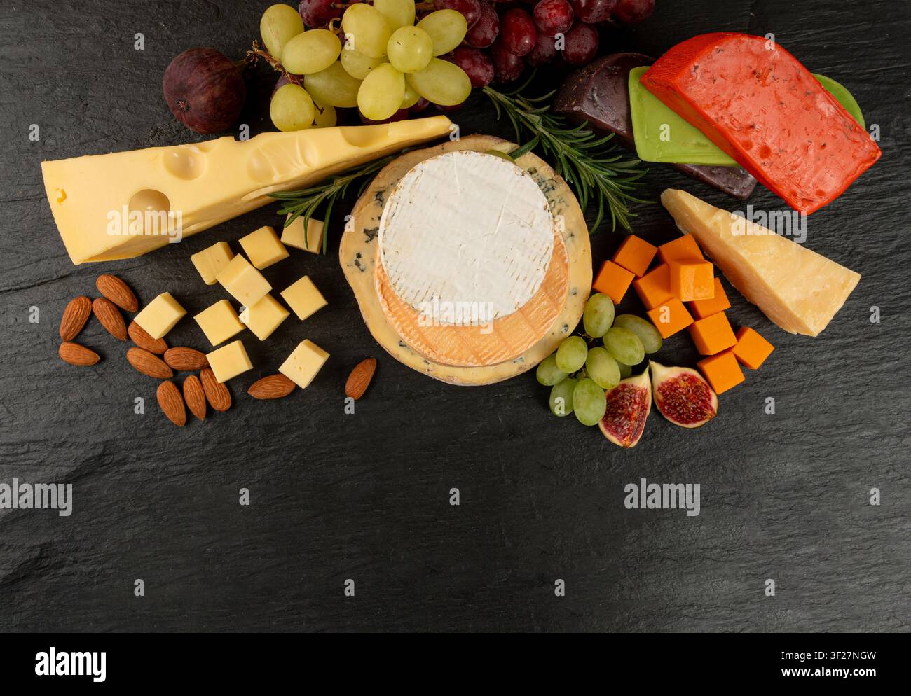 Piatto di formaggi vari colorati, vassoio di gorgonzola giallo, bianco e blu, munster, tavola di formaggi fourme, prodotti caseari tritati assortiti, molti Foto Stock