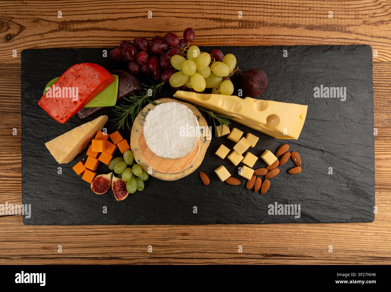 Piatto di formaggi vari colorati, vassoio di gorgonzola giallo, bianco e blu, munster, tavola di formaggi fourme, prodotti caseari tritati assortiti, molti Foto Stock