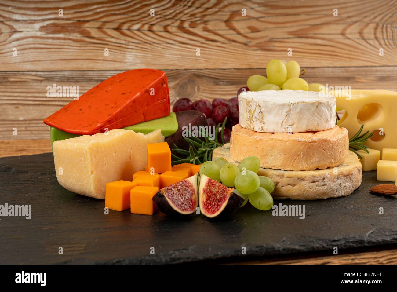 Piatto di formaggi vari colorati, vassoio di gorgonzola giallo, bianco e blu, munster, tavola di formaggi fourme, prodotti caseari tritati assortiti, molti Foto Stock