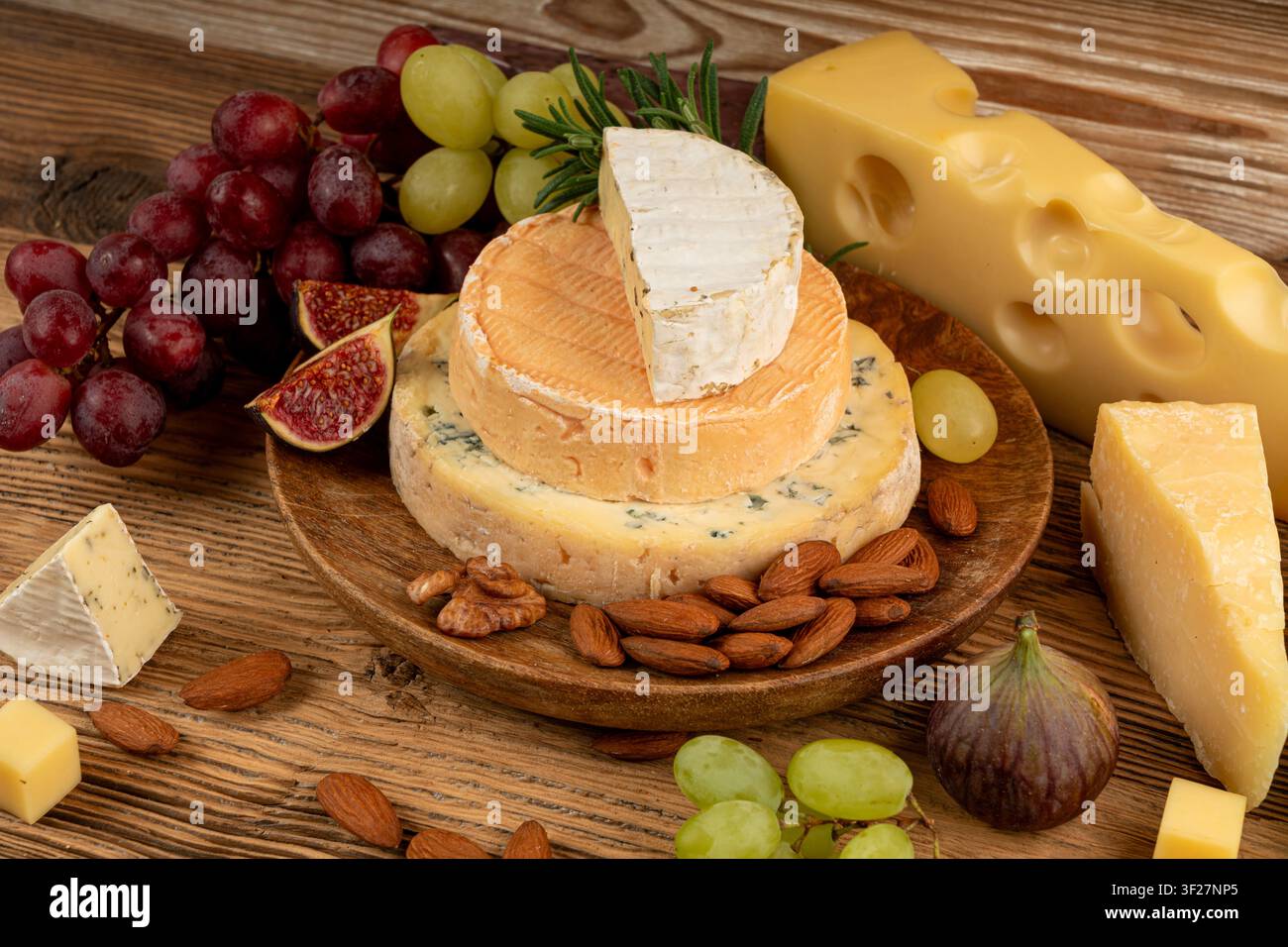 Piatto di formaggi vari colorati, vassoio di gorgonzola giallo, bianco e blu, munster, tavola di formaggi fourme, prodotti caseari tritati assortiti, molti Foto Stock