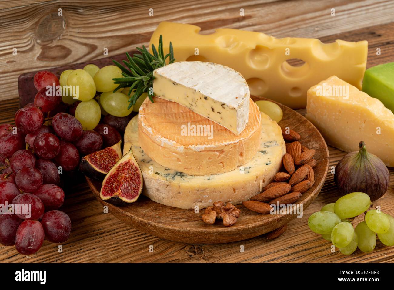 Piatto di formaggi vari colorati, vassoio di gorgonzola giallo, bianco e blu, munster, tavola di formaggi fourme, prodotti caseari tritati assortiti, molti Foto Stock
