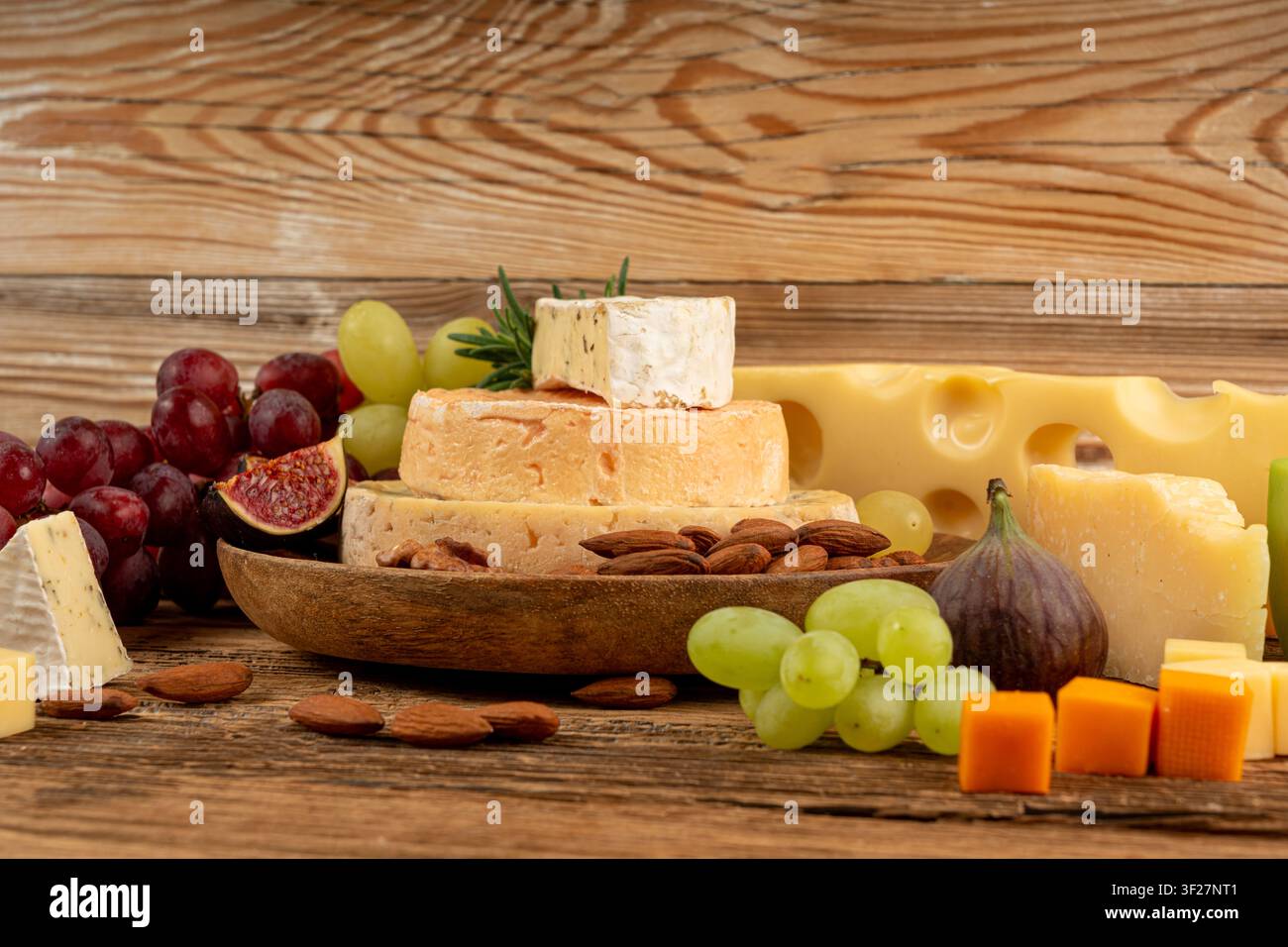 Piatto di formaggi vari colorati, vassoio di gorgonzola giallo, bianco e blu, munster, tavola di formaggi fourme, prodotti caseari tritati assortiti, molti Foto Stock