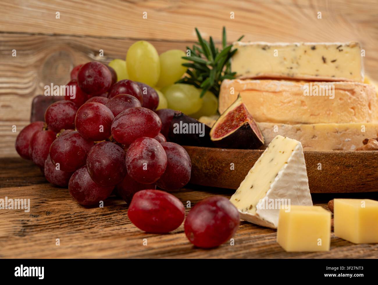 Piatto di formaggi vari colorati, vassoio di gorgonzola giallo, bianco e blu, munster, tavola di formaggi fourme, prodotti caseari tritati assortiti, molti Foto Stock