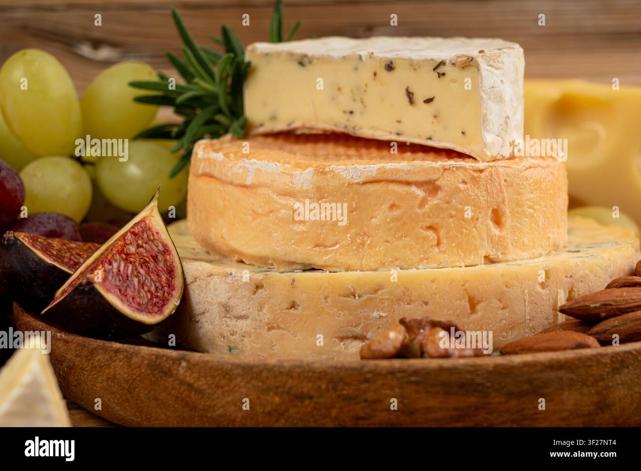 Piatto di formaggi vari colorati, vassoio di gorgonzola giallo, bianco e blu, munster, tavola di formaggi fourme, prodotti caseari tritati assortiti, molti Foto Stock