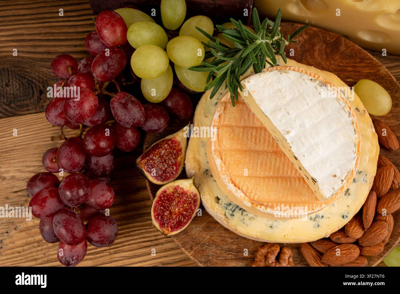 Piatto di formaggi vari colorati, vassoio di gorgonzola giallo, bianco e blu, munster, tavola di formaggi fourme, prodotti caseari tritati assortiti, molti Foto Stock