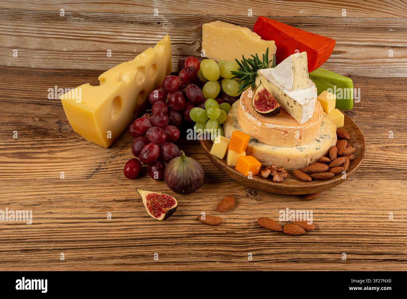Piatto di formaggi vari colorati, vassoio di gorgonzola giallo, bianco e blu, munster, tavola di formaggi fourme, prodotti caseari tritati assortiti, molti Foto Stock