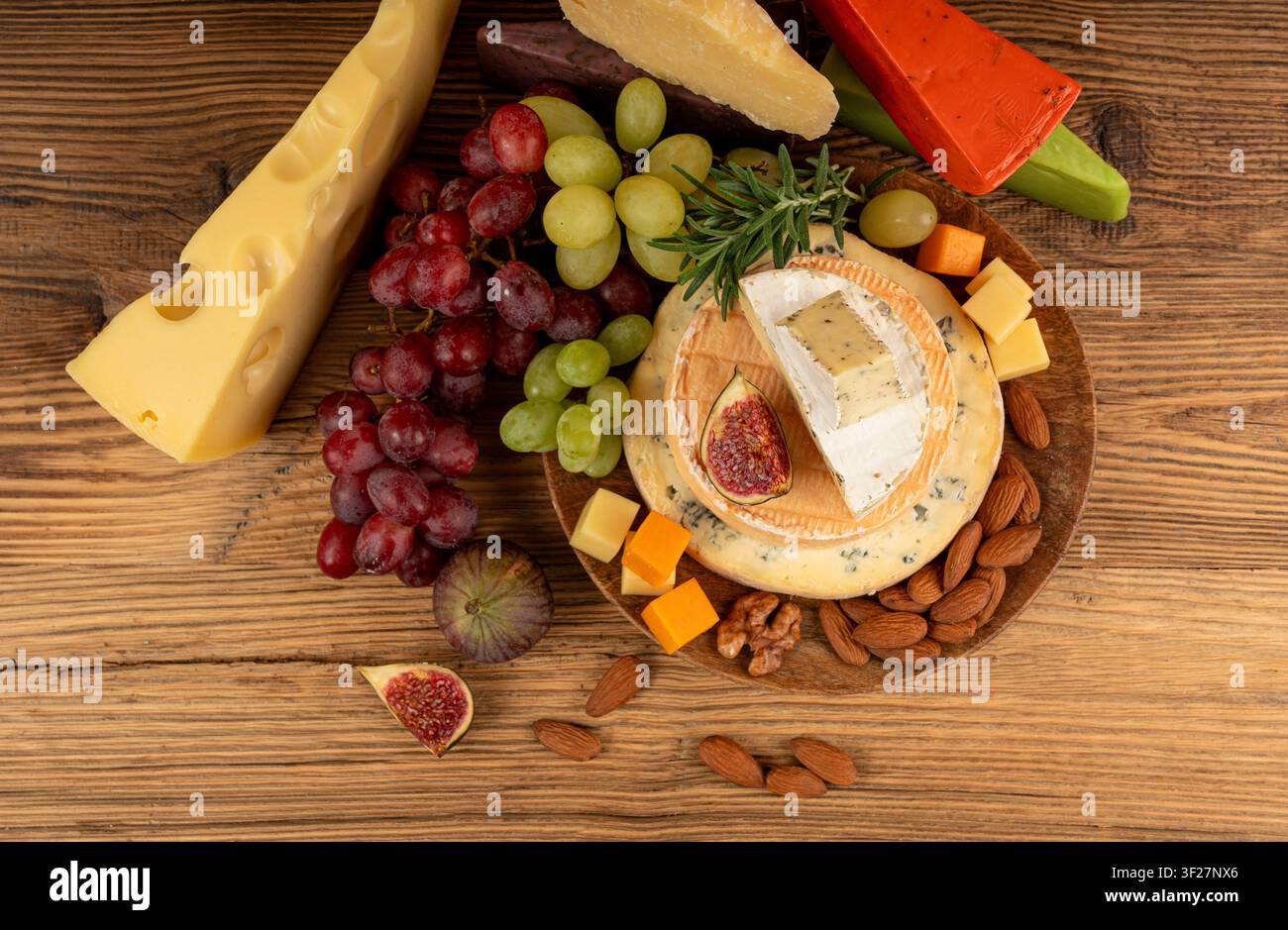 Piatto di formaggi vari colorati, vassoio di gorgonzola giallo, bianco e blu, munster, tavola di formaggi fourme, prodotti caseari tritati assortiti, molti Foto Stock