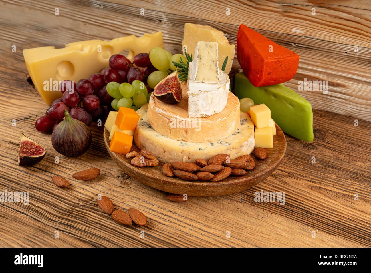 Piatto di formaggi vari colorati, vassoio di gorgonzola giallo, bianco e blu, munster, tavola di formaggi fourme, prodotti caseari tritati assortiti, molti Foto Stock