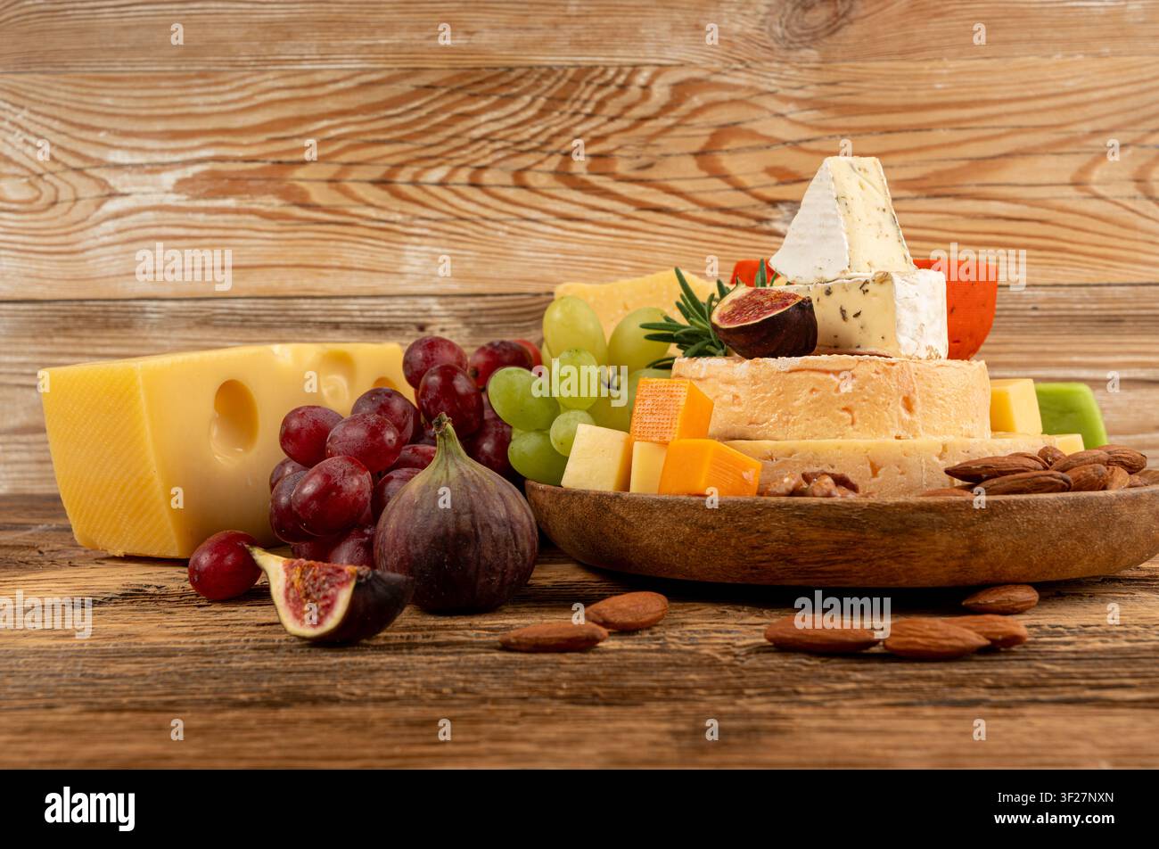 Piatto di formaggi vari colorati, vassoio di gorgonzola giallo, bianco e blu, munster, tavola di formaggi fourme, prodotti caseari tritati assortiti, molti Foto Stock