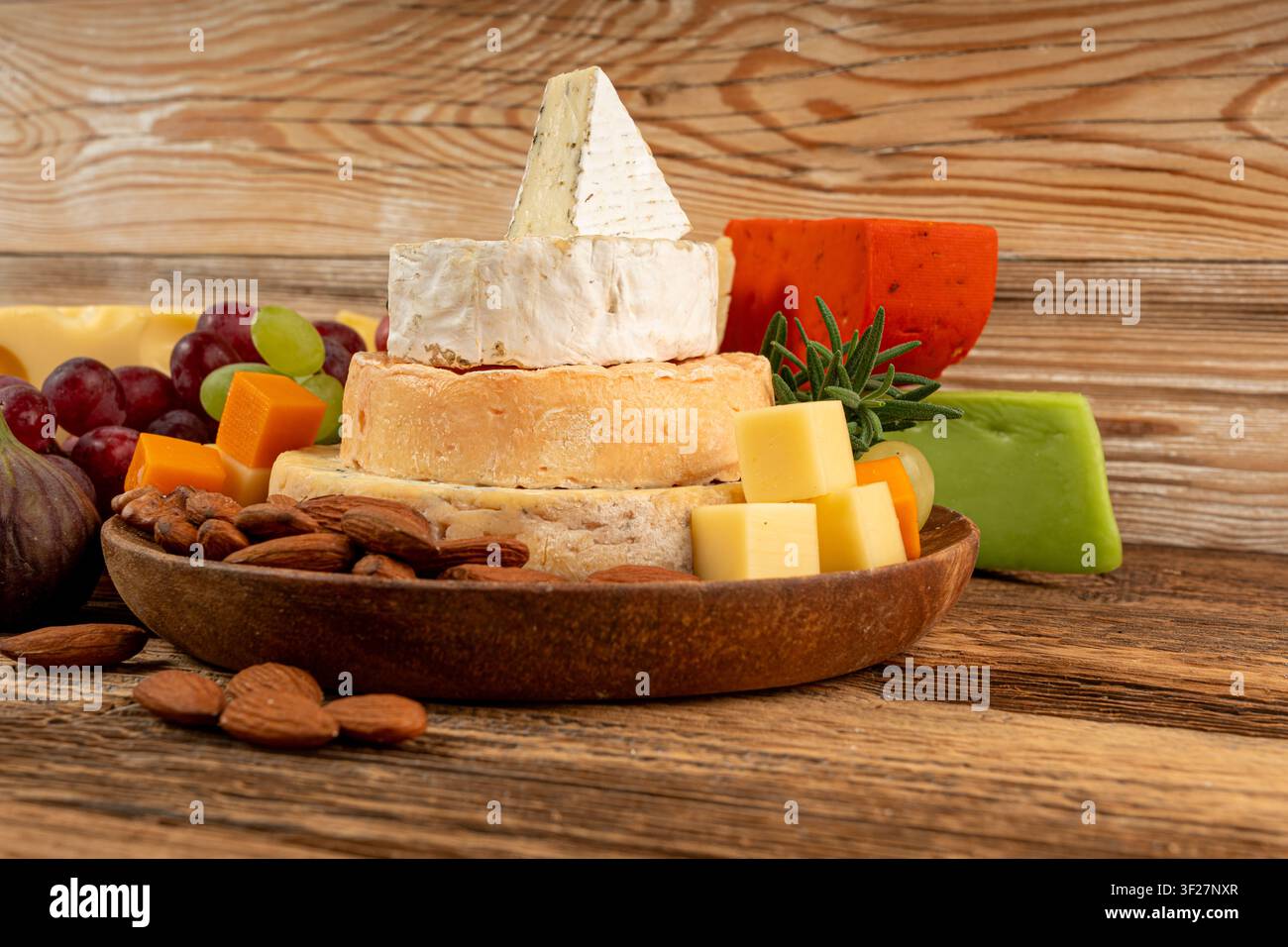 Piatto di formaggi vari colorati, vassoio di gorgonzola giallo, bianco e blu, munster, tavola di formaggi fourme, prodotti caseari tritati assortiti, molti Foto Stock