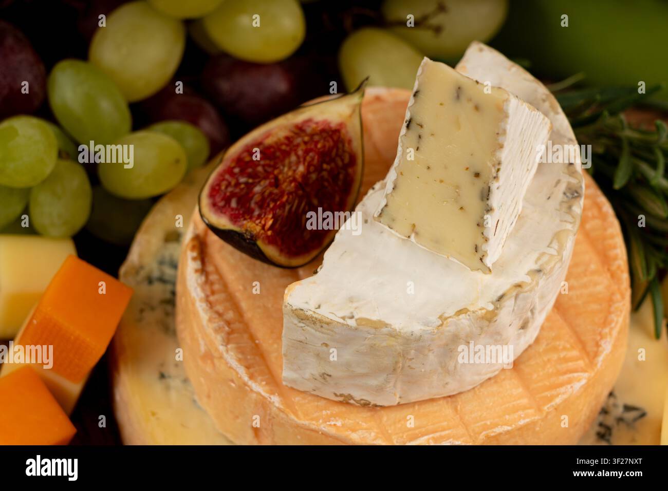 Piatto di formaggi vari colorati, vassoio di gorgonzola giallo, bianco e blu, munster, tavola di formaggi fourme, prodotti caseari tritati assortiti, molti Foto Stock