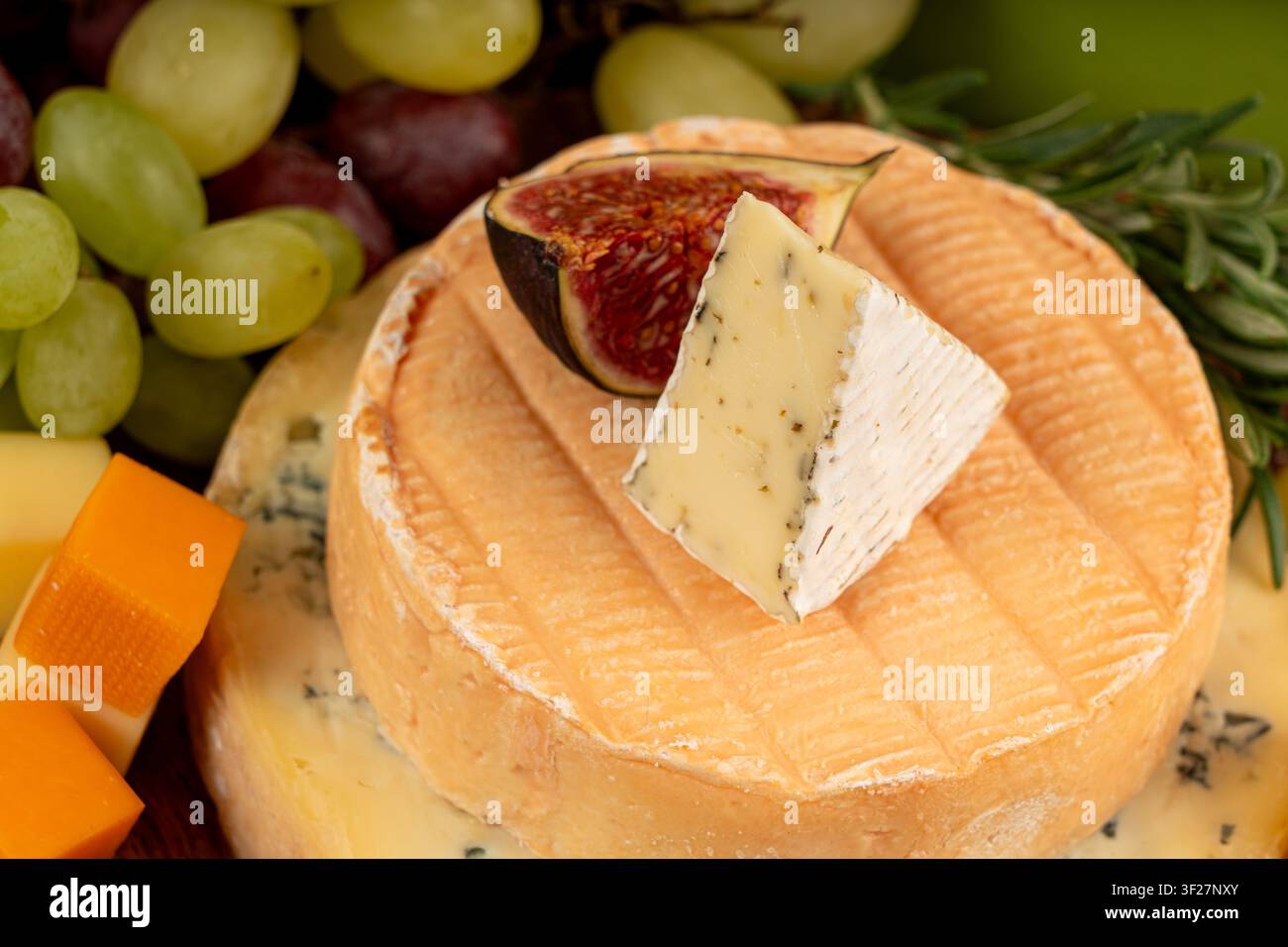 Piatto di formaggi vari colorati, vassoio di gorgonzola giallo, bianco e blu, munster, tavola di formaggi fourme, prodotti caseari tritati assortiti, molti Foto Stock