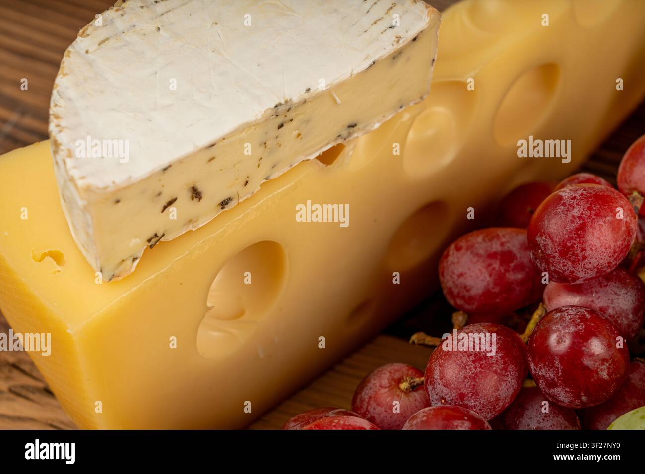 Piatto di formaggi di varie tonalità, vassoio di Maasdam giallo, Munster, tavola di formaggi Fourme, prodotti caseari tritati assortiti, molti formaggi francesi puzzolenti Foto Stock