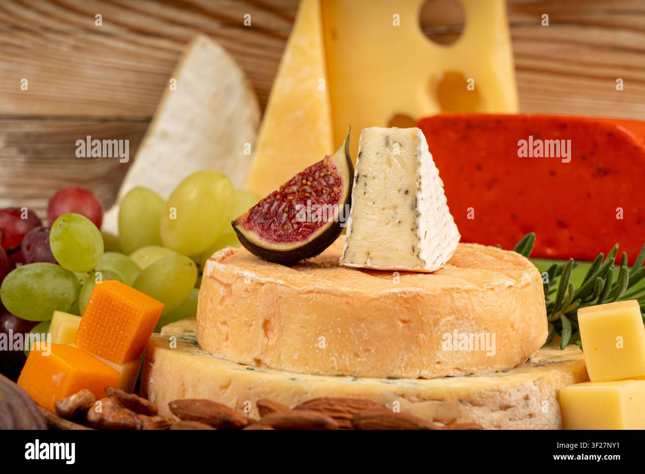 Piatto di formaggi vari colorati, vassoio di gorgonzola giallo, bianco e blu, munster, tavola di formaggi fourme, prodotti caseari tritati assortiti, molti Foto Stock