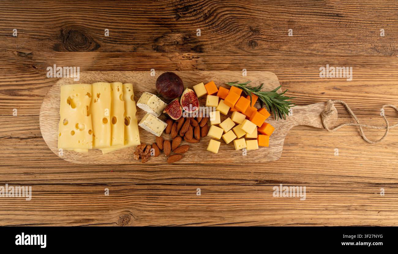 Piatto di formaggi vari colorati, vassoio di gorgonzola giallo, bianco e blu, munster, tavola di formaggi fourme, prodotti caseari tritati assortiti, molti Foto Stock