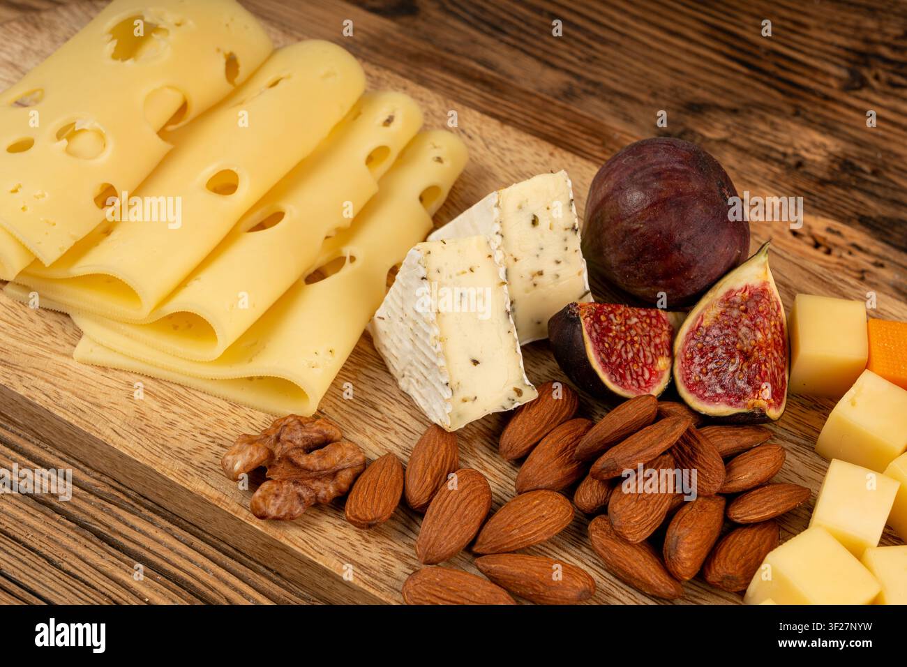 Piatto di formaggi vari colorati, vassoio di gorgonzola giallo, bianco e blu, munster, tavola di formaggi fourme, prodotti caseari tritati assortiti, molti Foto Stock