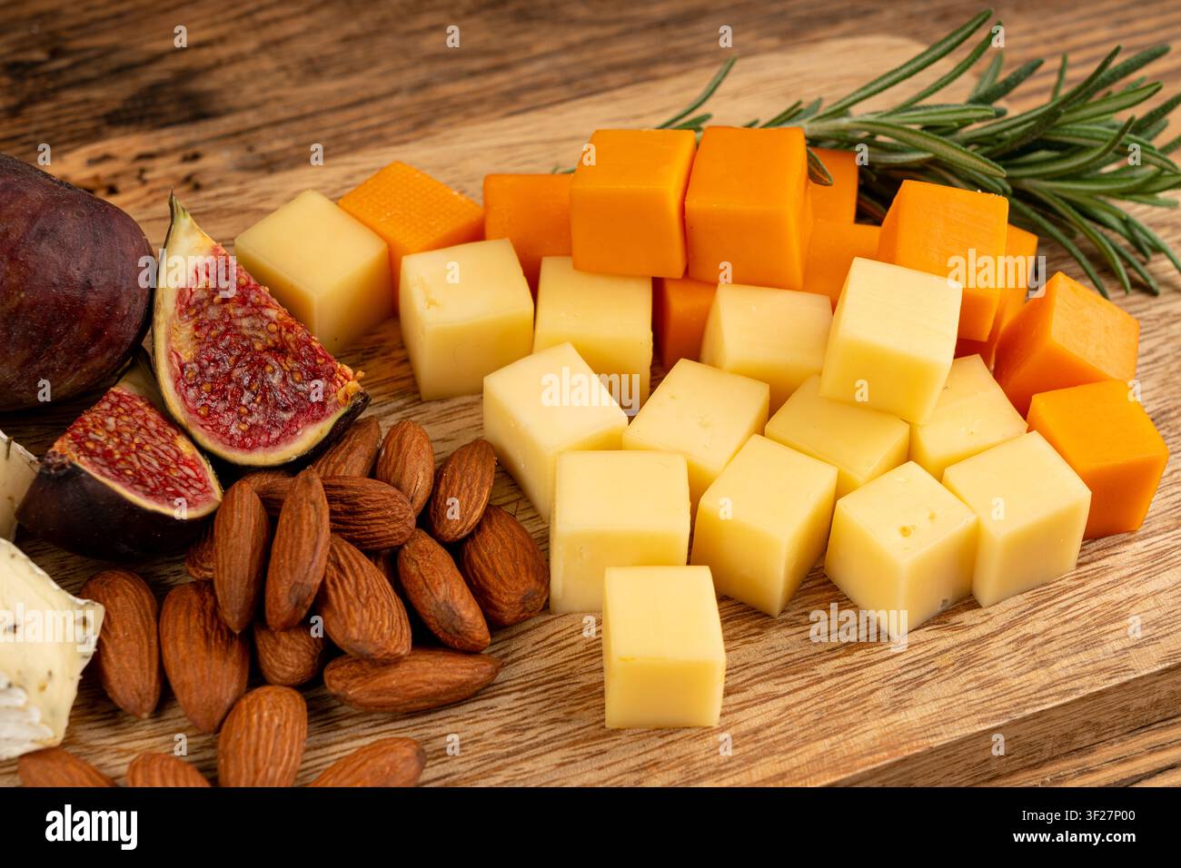 Piatto di formaggi vari colorati, vassoio di gorgonzola giallo, bianco e blu, munster, tavola di formaggi fourme, prodotti caseari tritati assortiti, molti Foto Stock