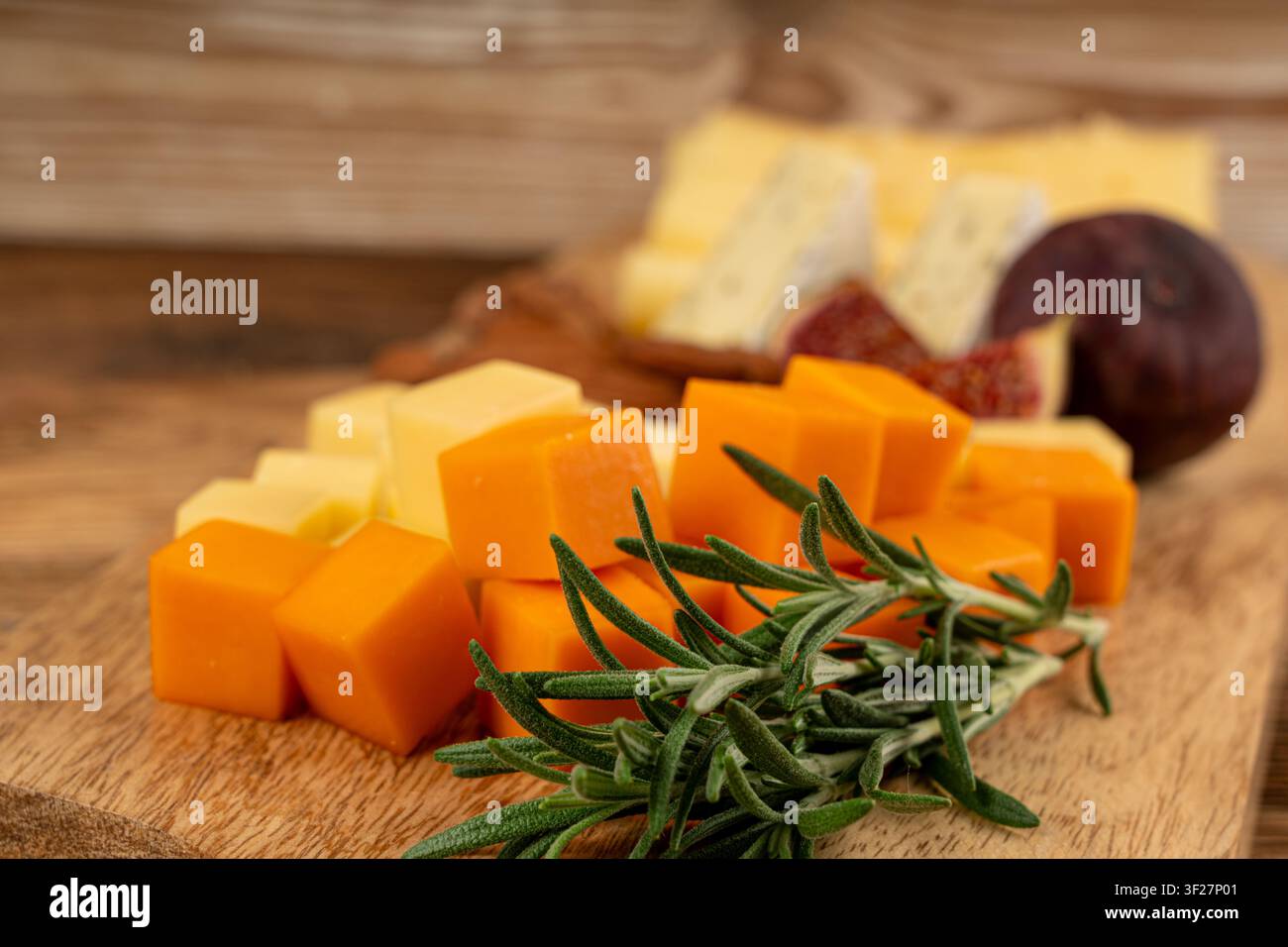 Piatto di formaggi vari colorati, vassoio di gorgonzola giallo, bianco e blu, munster, tavola di formaggi fourme, prodotti caseari tritati assortiti, molti Foto Stock