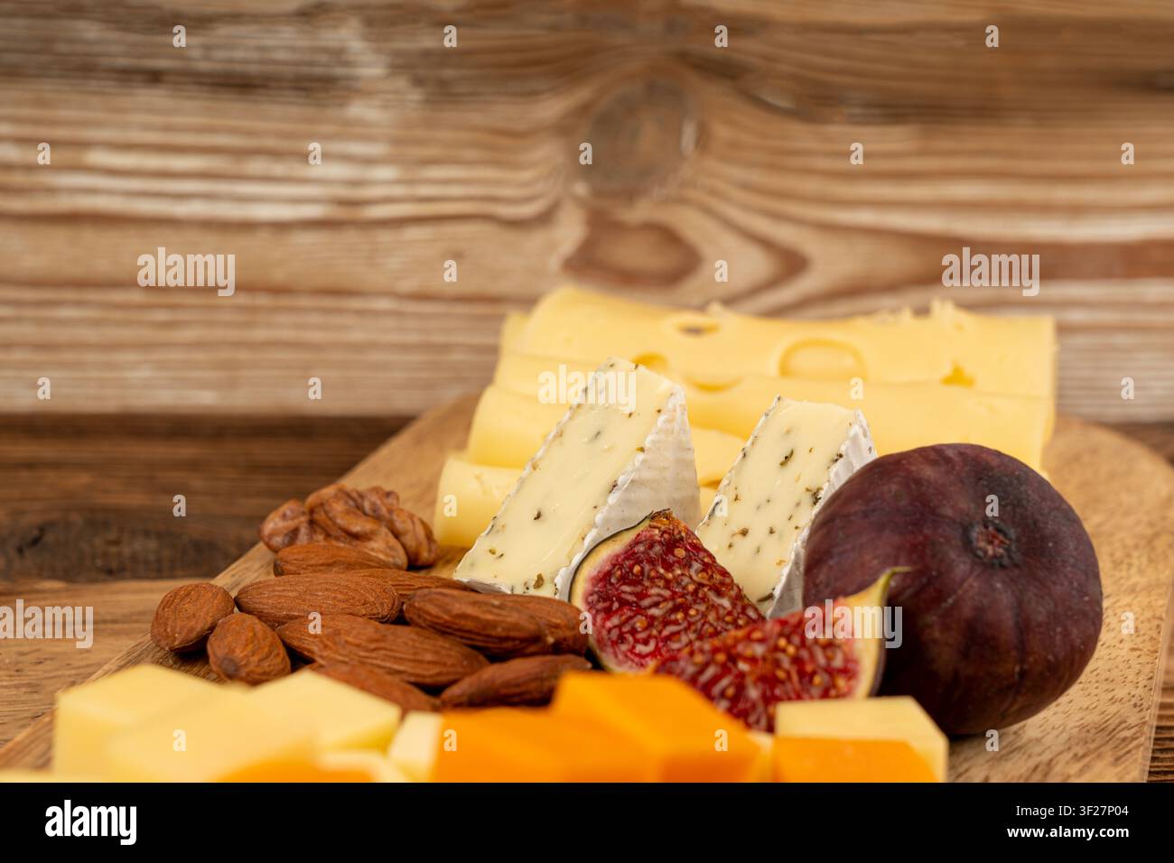 Piatto di formaggi vari colorati, vassoio di gorgonzola giallo, bianco e blu, munster, tavola di formaggi fourme, prodotti caseari tritati assortiti, molti Foto Stock