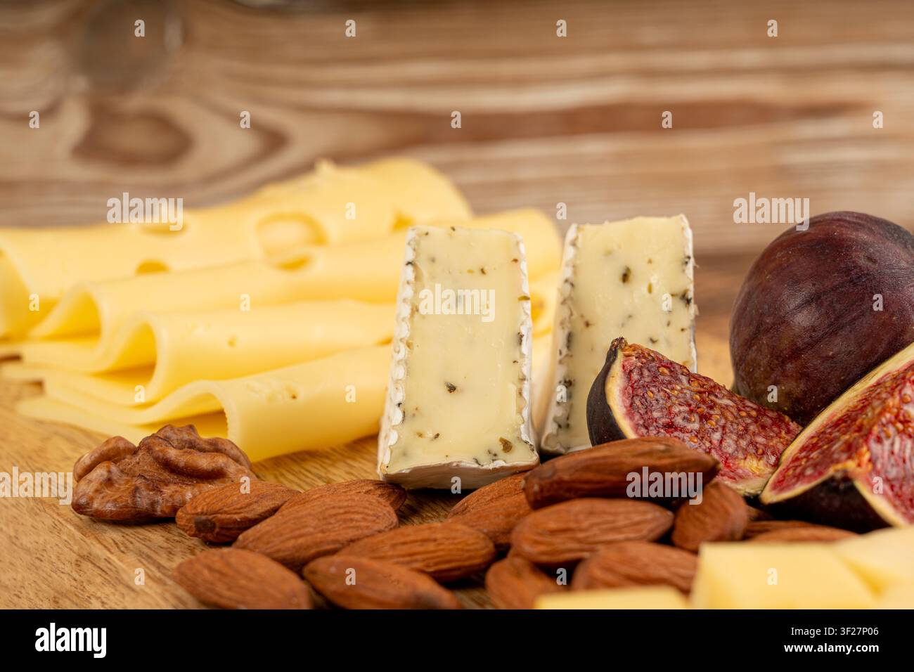Piatto di formaggi vari colorati, vassoio di gorgonzola giallo, bianco e blu, munster, tavola di formaggi fourme, prodotti caseari tritati assortiti, molti Foto Stock