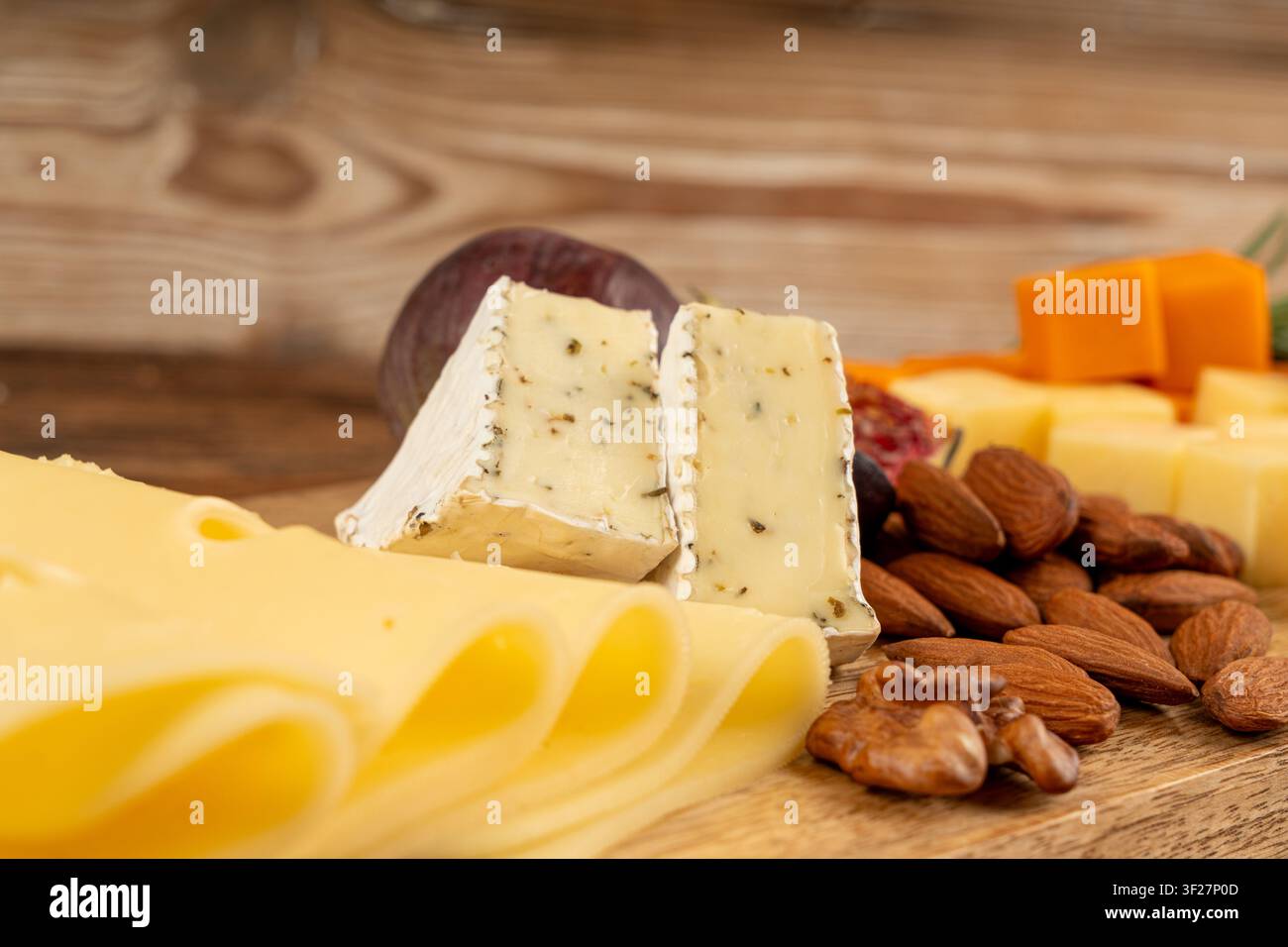 Piatto di formaggi vari colorati, vassoio di gorgonzola giallo, bianco e blu, munster, tavola di formaggi fourme, prodotti caseari tritati assortiti, molti Foto Stock