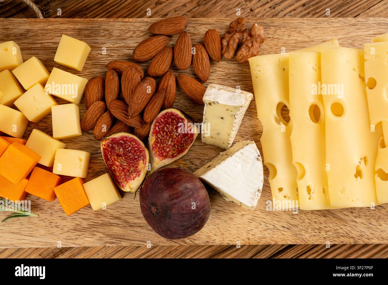 Piatto di formaggi vari colorati, vassoio di gorgonzola giallo, bianco e blu, munster, tavola di formaggi fourme, prodotti caseari tritati assortiti, molti Foto Stock