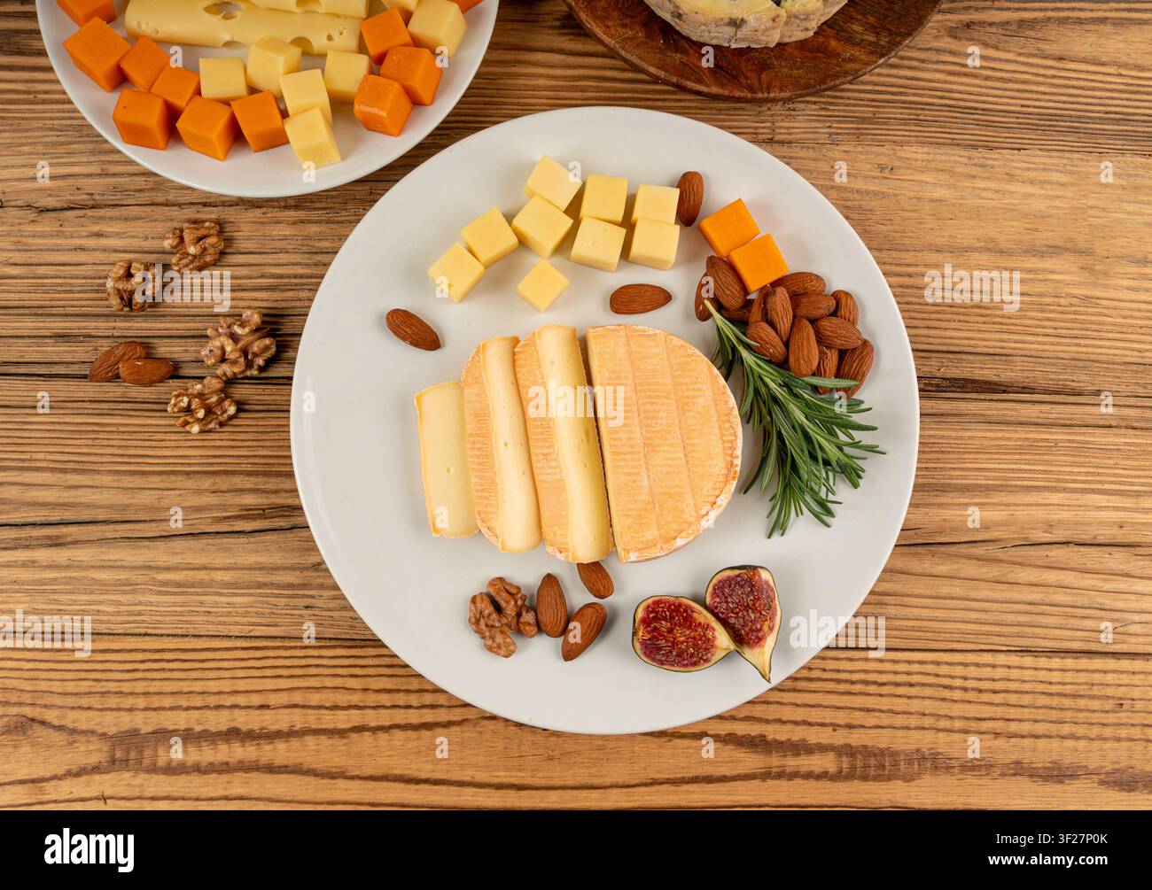 Piatto di formaggi vari colorati, vassoio di gorgonzola giallo, bianco e blu, munster, tavola di formaggi fourme, prodotti caseari tritati assortiti, molti Foto Stock