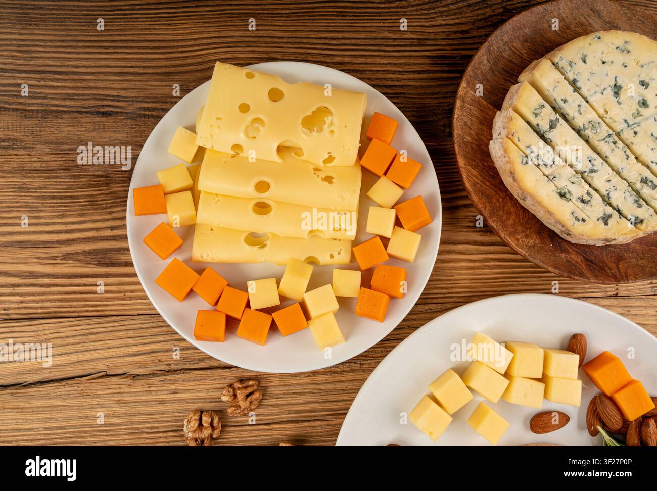 Piatto di formaggi vari colorati, vassoio di gorgonzola giallo, bianco e blu, munster, tavola di formaggi fourme, prodotti caseari tritati assortiti, molti Foto Stock