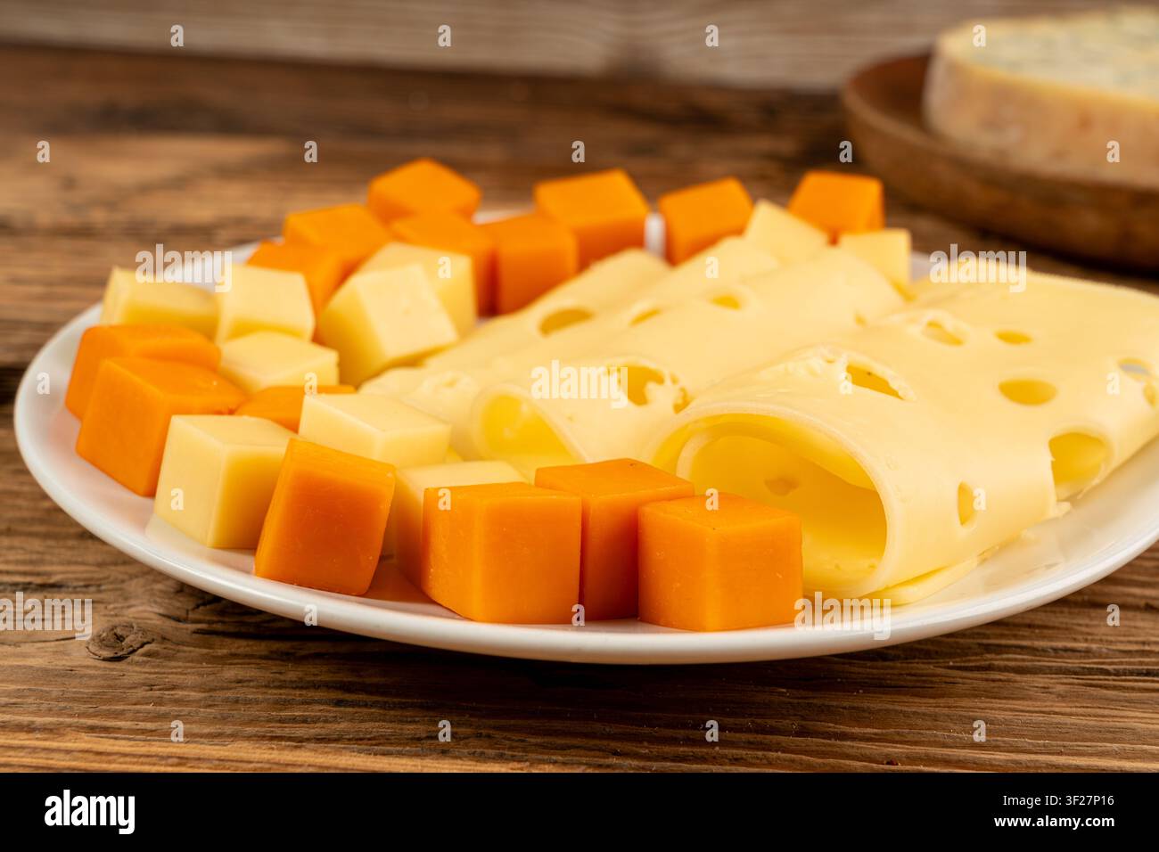 Piatto di formaggi vari colorati, vassoio di gorgonzola giallo, bianco e blu, munster, tavola di formaggi fourme, prodotti caseari tritati assortiti, molti Foto Stock