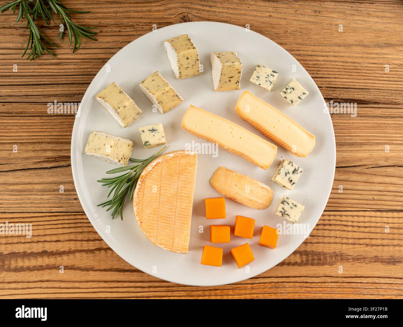 Piatto di formaggi vari colorati, vassoio di gorgonzola giallo, bianco e blu, munster, tavola di formaggi fourme, prodotti caseari tritati assortiti, molti Foto Stock